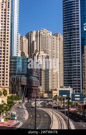 DUBAI, VAE - 28. OKTOBER 2021: Road in Dubai Marina, Vereinigte Arabische Emirate. Stockfoto
