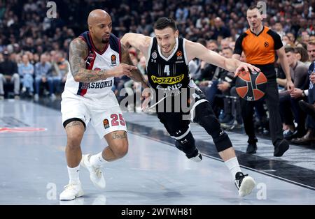 Belgrad. März 2024. Partizans Aleksa Avramovic (R) streitet mit Baskonias Jordan Theodore während des 30. Runde-Spiels zwischen Partizan und Baskonia beim Euroleague Basketball in Belgrad am 19. März 2024. Quelle: Predrag Milosavljevic/Xinhua/Alamy Live News Stockfoto