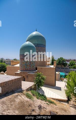 Wunderschöne türkisfarbene Kuppeln von Mausoleen auf dem historischen Friedhof von Shahi Zinda, Samarkand, Usbekistan. Blauer Himmel mit Kopierraum für Text Stockfoto