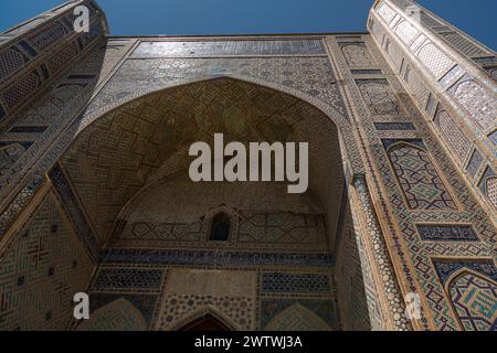 Architektonische Details der Bibi-Chanym-Moschee in Samarkand, Usbekistan. Hintergrundbild mit Mosaik Stockfoto