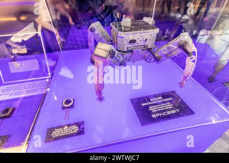 DUBAI, VAE - 29. OKTOBER 2021: Spacebit-Roboter im ukrainischen Pavillon auf der Expo 2020 in Dubai, Vereinigte Arabische Emirate. Stockfoto