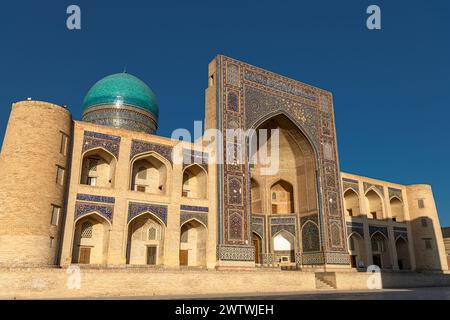 27. JUNI 2023, BUCHARA, USBEKISTAN: Blick über die POI Kalon Moschee und Minarett bei Sonnenuntergang in Buchara, Usbekistan. Vertikales Bild mit Kopierraum f Stockfoto