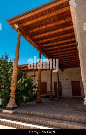 28. JUNI 2023, BUCHARA, USBEKISTAN: Altes Minarett in der Altstadt von Buchara, Usbekistan Stockfoto