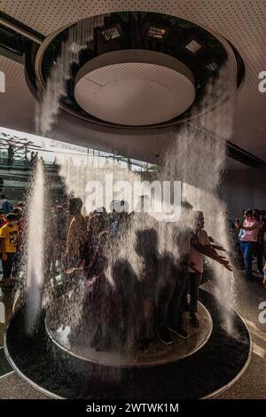 DUBAI, VAE - 29. OKTOBER 2021: Wasserfall im Saudi-Arabien-Pavillon auf der Expo 2020 in Dubai, Vereinigte Arabische Emirate. Stockfoto