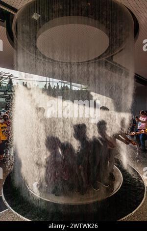 DUBAI, VAE - 29. OKTOBER 2021: Wasserfall im Saudi-Arabien-Pavillon auf der Expo 2020 in Dubai, Vereinigte Arabische Emirate. Stockfoto