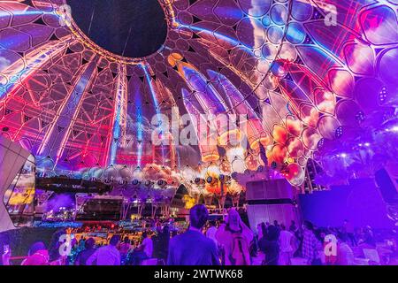 DUBAI, VAE - 29. OKTOBER 2021: Weltraumraketen-Show in der Kuppel des Al Wasl Plaza auf der Expo 2020 in Dubai, Vereinigte Arabische Emirate. Stockfoto