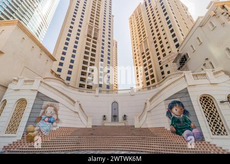 DUBAI, VAE - 30. OKTOBER 2021: Treppe am Jumeirah Beach in Dubai, Vereinigte Arabische Emirate. Stockfoto