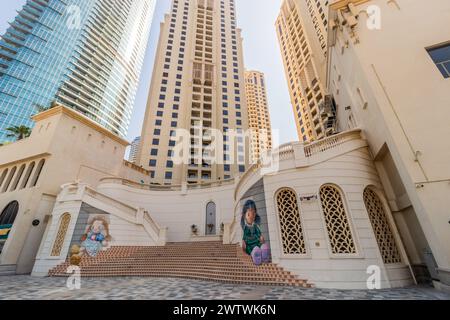 DUBAI, VAE - 30. OKTOBER 2021: Treppe am Jumeirah Beach in Dubai, Vereinigte Arabische Emirate. Stockfoto