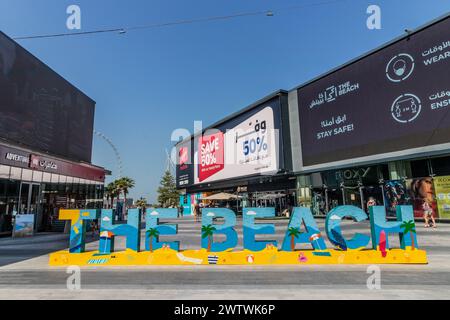 DUBAI, VAE - 30. OKTOBER 2021: Schild am Marina Beach in Dubai, Vereinigte Arabische Emirate. Stockfoto