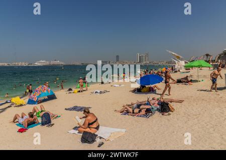 DUBAI, VAE - 30. OKTOBER 2021: Menschen am Marina Beach in Dubai, Vereinigte Arabische Emirate. Stockfoto