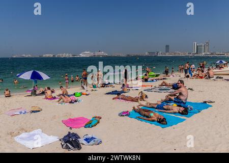 DUBAI, VAE - 30. OKTOBER 2021: Menschen am Marina Beach in Dubai, Vereinigte Arabische Emirate. Stockfoto