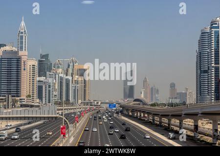 DUBAI, VAE - 30. OKTOBER 2021: Sheikh Zayed Road und die Skyline der Dubai Marina, Vereinigte Arabische Emirate. Stockfoto