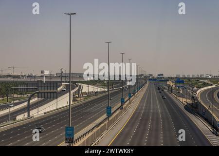 DUBAI, VAE - 30. OKTOBER 2021: Expor Road in Dubai, Vereinigte Arabische Emirate. Stockfoto