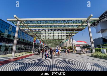 DUBAI, VAE - 31. OKTOBER 2021: Fußweg auf der Expo 2020 in Dubai, Vereinigte Arabische Emirate. Stockfoto