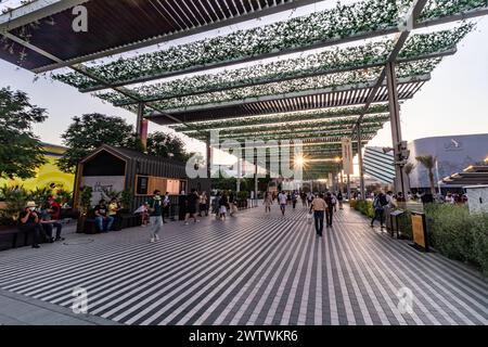 DUBAI, VAE - 31. OKTOBER 2021: Fußweg auf dem Expo 2020-Gelände in Dubai, Vereinigte Arabische Emirate. Stockfoto