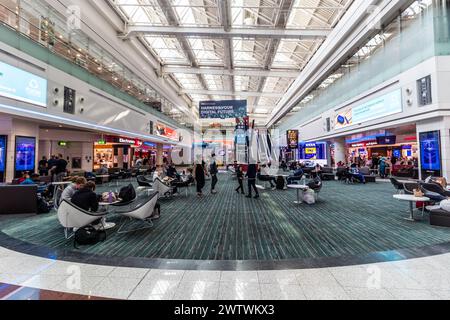 DUBAI, VAE - 1. NOVEMBER 2021: Blick auf den internationalen Flughafen Dubai in Dubai, Vereinigte Arabische Emirate. Stockfoto