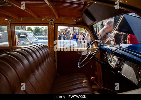 Das Innenleben eines speziell angefertigten blauen Auburn 852 Supercharged Woody-Kombi aus dem Jahr 1936 in Auburn, Indiana, USA. Stockfoto