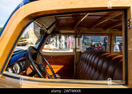 Das Innenleben eines speziell angefertigten blauen Auburn 852 Supercharged Woody-Kombi aus dem Jahr 1936 in Auburn, Indiana, USA. Stockfoto