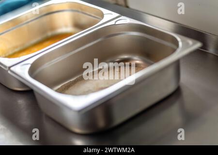 Authentisches Panierverfahren eines Cordon bleu Schnitzels Stockfoto