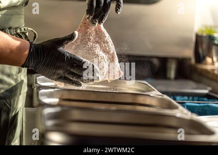 Authentisches Panierverfahren eines Cordon bleu Schnitzels Stockfoto