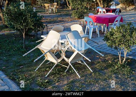 Die Stühle stehen ordentlich und liegen wunderschön auf dem Tisch in einem Straßencafé Stockfoto