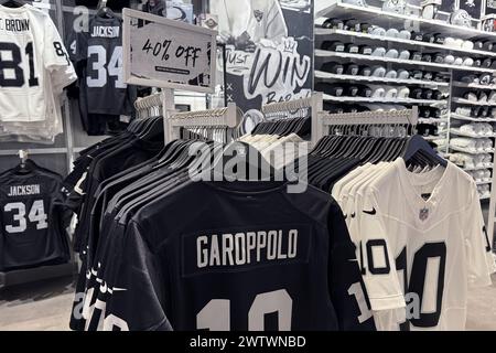 Trikots des ehemaligen Las Vegas Raiders Quarterback Jimmy Garroppolo (10) mit einem 40 Prozent Rabatt auf Verkauf im Raider Image Store in den Shoppes at Mandalay Place, Samstag, den 16. März 2024, in Las Vegas. Stockfoto