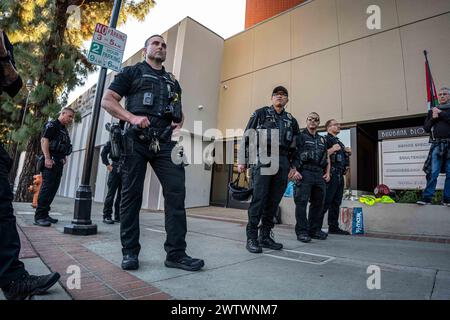 Burbank, Kalifornien, USA. März 2024. Polizeieskorte Aktivisten der jüdisch geführten Organisation if not now LA vom Büro des Kongressabgeordneten Adam B. Schiff in Burbank, Kalifornien, nachdem die Gruppe am 19. März 2024 ein 8-stündiges Sitzen in der Lobby des Repräsentanten führte. (Credit Image: © Jake Lee Green/ZUMA Press Wire) NUR REDAKTIONELLE VERWENDUNG! Nicht für kommerzielle ZWECKE! Stockfoto