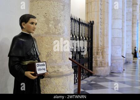 Die Statue eines Altardieners mit einer Opferbox in der Kathedrale von Santa Maria la Menor, auch bekannt als Kathedrale von Santo Domingo, der ersten Kathedrale Amerikas. Santo Domingo. Dominikanische Republik Stockfoto