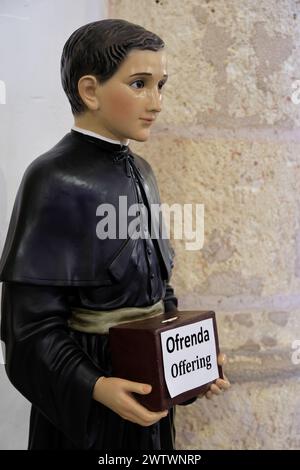 Die Statue eines Altardieners mit einer Opferbox in der Kathedrale von Santa Maria la Menor, auch bekannt als Kathedrale von Santo Domingo, der ersten Kathedrale Amerikas. Santo Domingo. Dominikanische Republik Stockfoto