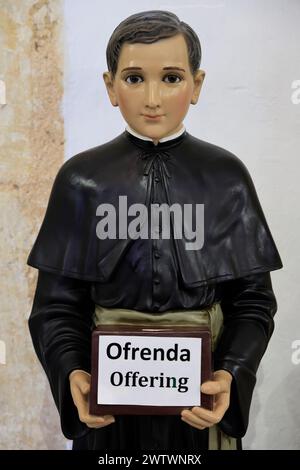 Die Statue eines Altardieners mit einer Opferbox in der Kathedrale von Santa Maria la Menor, auch bekannt als Kathedrale von Santo Domingo, der ersten Kathedrale Amerikas. Santo Domingo. Dominikanische Republik Stockfoto