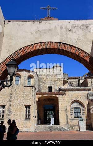 Außenansicht der Kathedrale Santa María la Menor in der Kolonialstadt Santo Domingo. Dominikanische Republik Stockfoto