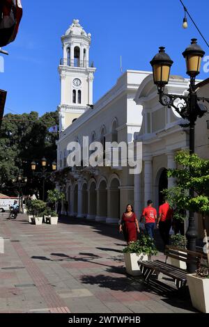 Straße Calle El Conde mit Palacio Consistorial (Rathaus) im Hintergrund. Kolonialzone. Santo Domingo. Dominikanische Republik Stockfoto