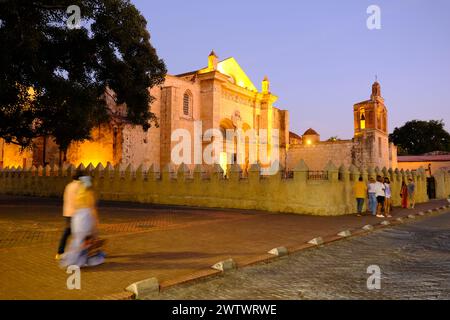 Blick in die Dämmerung auf die Kathedrale von Santa María la Menor in der Kolonialstadt Santo Domingo. Dominikanische Republik Stockfoto