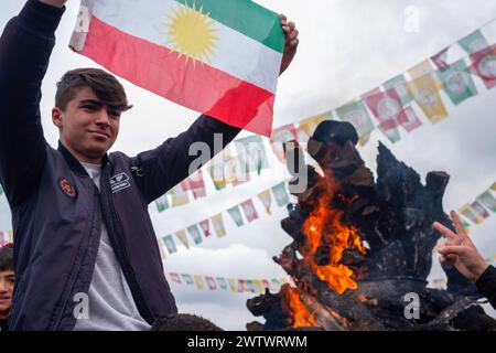 Batman, Türkei. März 2024. Ein junger Mann schwenkt während der Feier eine kurdische Regionalregierung. Zehntausende von Menschen versammelten sich in Batman, um das neue Jahr und den Frühling mit großer Begeisterung und ihren farbenfrohen Kostümen zu feiern. Quelle: SOPA Images Limited/Alamy Live News Stockfoto