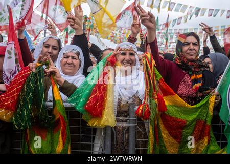Batman, Türkei. März 2024. Frauen mit gelben, roten und grünen Tüchern in der Hand werden beim Spaß gesehen. Zehntausende von Menschen versammelten sich in Batman, um das neue Jahr und den Frühling mit großer Begeisterung und ihren farbenfrohen Kostümen zu feiern. Quelle: SOPA Images Limited/Alamy Live News Stockfoto