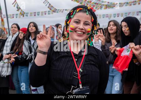 Batman, Türkei. März 2024. Eine Frau macht während der Feier ein Siegeszeichen. Zehntausende von Menschen versammelten sich in Batman, um das neue Jahr und den Frühling mit großer Begeisterung und ihren farbenfrohen Kostümen zu feiern. Quelle: SOPA Images Limited/Alamy Live News Stockfoto