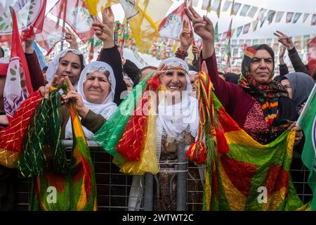 Batman, Türkei. März 2024. Frauen mit gelben, roten und grünen Tüchern in der Hand werden beim Spaß gesehen. Zehntausende von Menschen versammelten sich in Batman, um das neue Jahr und den Frühling mit großer Begeisterung und ihren farbenfrohen Kostümen zu feiern. (Foto: Bilal Seckin/SOPA Images/SIPA USA) Credit: SIPA USA/Alamy Live News Stockfoto