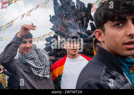 Batman, Türkei. März 2024. Junge Leute spielen um das Newroz-Feuer. Zehntausende von Menschen versammelten sich in Batman, um das neue Jahr und den Frühling mit großer Begeisterung und ihren farbenfrohen Kostümen zu feiern. (Foto: Bilal Seckin/SOPA Images/SIPA USA) Credit: SIPA USA/Alamy Live News Stockfoto