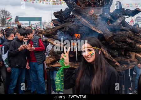 Batman, Türkei. März 2024. Eine junge Frau macht Fotos vor dem Newroz-Feuer. Zehntausende von Menschen versammelten sich in Batman, um das neue Jahr und den Frühling mit großer Begeisterung und ihren farbenfrohen Kostümen zu feiern. (Foto: Bilal Seckin/SOPA Images/SIPA USA) Credit: SIPA USA/Alamy Live News Stockfoto