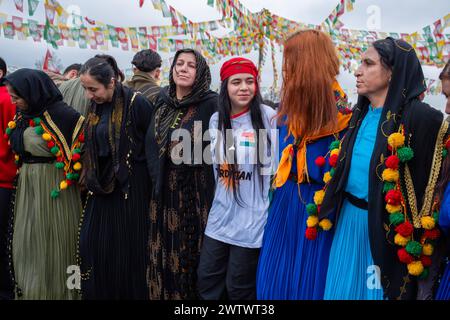 Batman, Türkei. März 2024. Frauen, die traditionelle Kleidung tragen, tanzen während der Feier Halay. Zehntausende von Menschen versammelten sich in Batman, um das neue Jahr und den Frühling mit großer Begeisterung und ihren farbenfrohen Kostümen zu feiern. (Foto: Bilal Seckin/SOPA Images/SIPA USA) Credit: SIPA USA/Alamy Live News Stockfoto