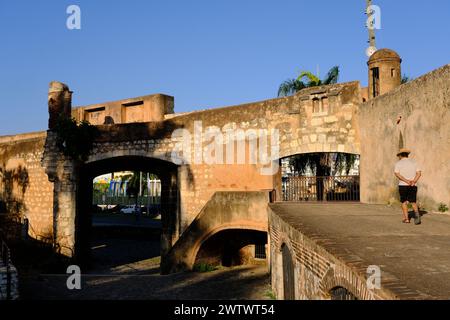 Die Puerta de Don Diego oder Don Diego Gate in der Stadtmauer der alten Kolonialstadt Santo Domingo, Dominikanische Republik. Stockfoto