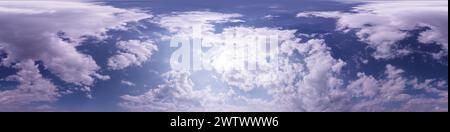 Blaues Himmelspanorama mit Cumulus-Wolken. Nahtloses hdr 360-Panorama im kugelförmigen, rechteckigen Format. Voller Zenit für 3D-Visualisierung, Himmel Stockfoto