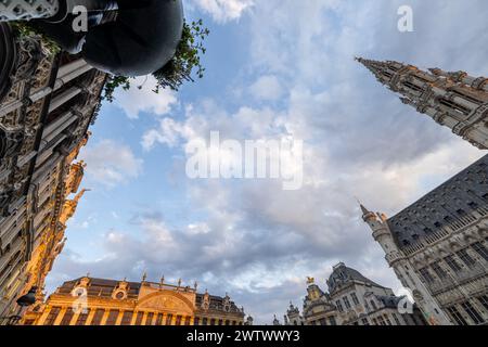 Brüssel, Belgien, 23. Juni 2023, diese Niedrigwinkelaufnahme bietet einen weiten Blick auf die verzierten Fassaden und die hoch aufragenden Türme des Grand Place in Brüssel, eingerahmt von einem dynamischen Himmel mit weichem Abendlicht. Der Himmel über den historischen Türmen des Grand Place in Brüssel. Hochwertige Fotos Stockfoto