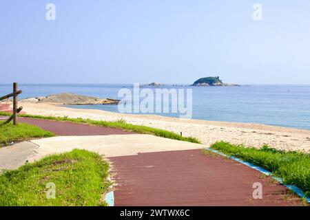 Goseong County, Südkorea - 30. Juli 2019: Der Radweg in der Nähe von Bongpo Beach bietet einen atemberaubenden Blick auf die Insel Jukdo in der Ostsee und umschließt einen pe Stockfoto