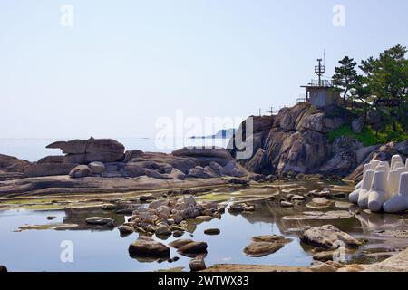 Goseong County, Südkorea - 30. Juli 2019: Küstenfelsen am Cheonjin Beach fallen ruhiges Wasser aus der Ostsee mit einem Aussichtspunkt aus dem Ruhestand Stockfoto