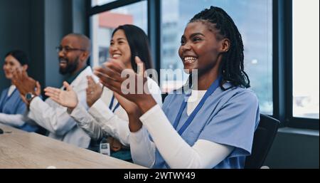 Teamwork, Beifall mit Krankenschwestern und Ärzten, die sich mit Vielfalt treffen, Glückwünsche und Unterstützung beim Onboarding. Medizinische Leistungen, Männer und Krankenschwestern in Stockfoto