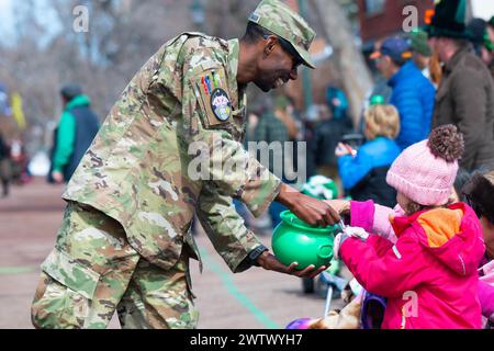 Colorado Springs, Colorado, USA. März 2024. Space Force 2nd Lieutenant Isaac Quarterman verteilt Süßigkeiten an Gemeindemitglieder während der St. Patrick's Day Parade im Zentrum von Colorado Springs, Colos, 16. März 2024. An der Parade nahmen Mitglieder der Peterson und der Schriever Space Force Base Teil. (Kreditbild: © U.S. Space Force/ZUMA Press Wire) NUR REDAKTIONELLE VERWENDUNG! Nicht für kommerzielle ZWECKE! Stockfoto