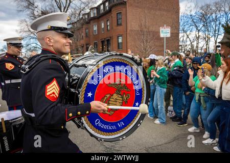 South Boston, Massachusetts, USA. März 2024. Josiah Rushing, ein gebürtiger Kokomo aus Indiana und Musiker der Quantico Marchine Corps Band, tritt in der South Boston St. auf Patrick's Day Parade in Boston, Massachusetts, 17. März 2024. Die Quantico Marchine Corps Band bietet musikalische Unterstützung, die positive Gemeindebeziehungen fördert, die Moral der Truppen stärkt und das Rekrutierungsprogramm des Marchine Corps durch Veranstaltungen wie Paraden, Konzerte und Zeremonien fördert. (Foto: Joaquin Dela Torre) (Foto: © U.S. Marchines/ZUMA Press Wire) NUR REDAKTIONELLE VERWENDUNG! Nein Stockfoto