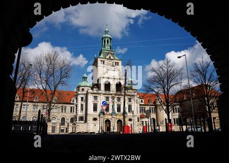 München, Deutschland. März 2024. Der Gebäudekomplex des Bayerischen Nationalmuseums ist am 19. März 2024 durch einen Bogengang unter dem weiß-blauen Himmel in der Münchner Innenstadt zu sehen. Das Bayerische Nationalmuseum in der Prinzregentenstraße in München ist eines der größten Kunst- und kulturhistorischen Museen Europas Credit: Matthias Balk/dpa/Alamy Live News Stockfoto