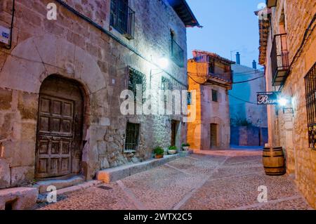 Straße bei Nacht. Peñaranda de Duero, Provinz Burgos, Castilla Leon, Spanien. Stockfoto